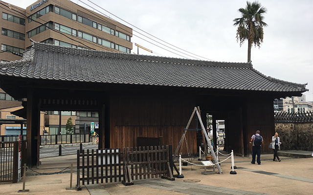 Dejima_gatehouse_(beyond_which_moat_will_be_made)