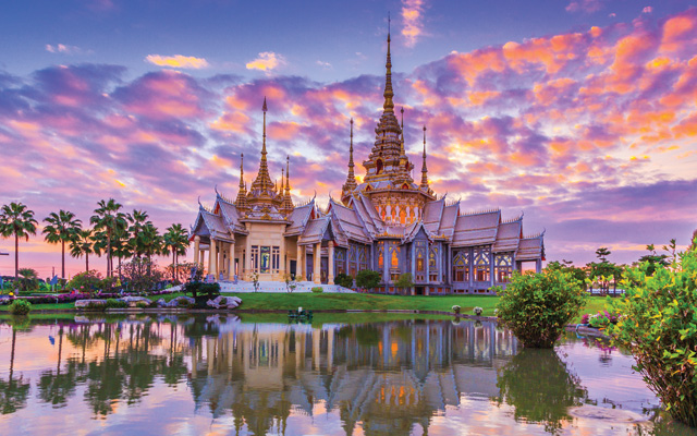 Landmark-wat-thai,-sunset-in-temple-at-Wat-None-Kum-in-Nakhon-Ratchasima-province-Thailand-(apiguide)-shutterstock_238473220_640
